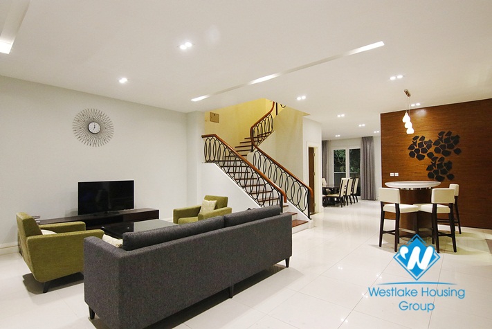  Beautiful corner villa with Garden for rent in Vinhomer Riverside - Long Bien